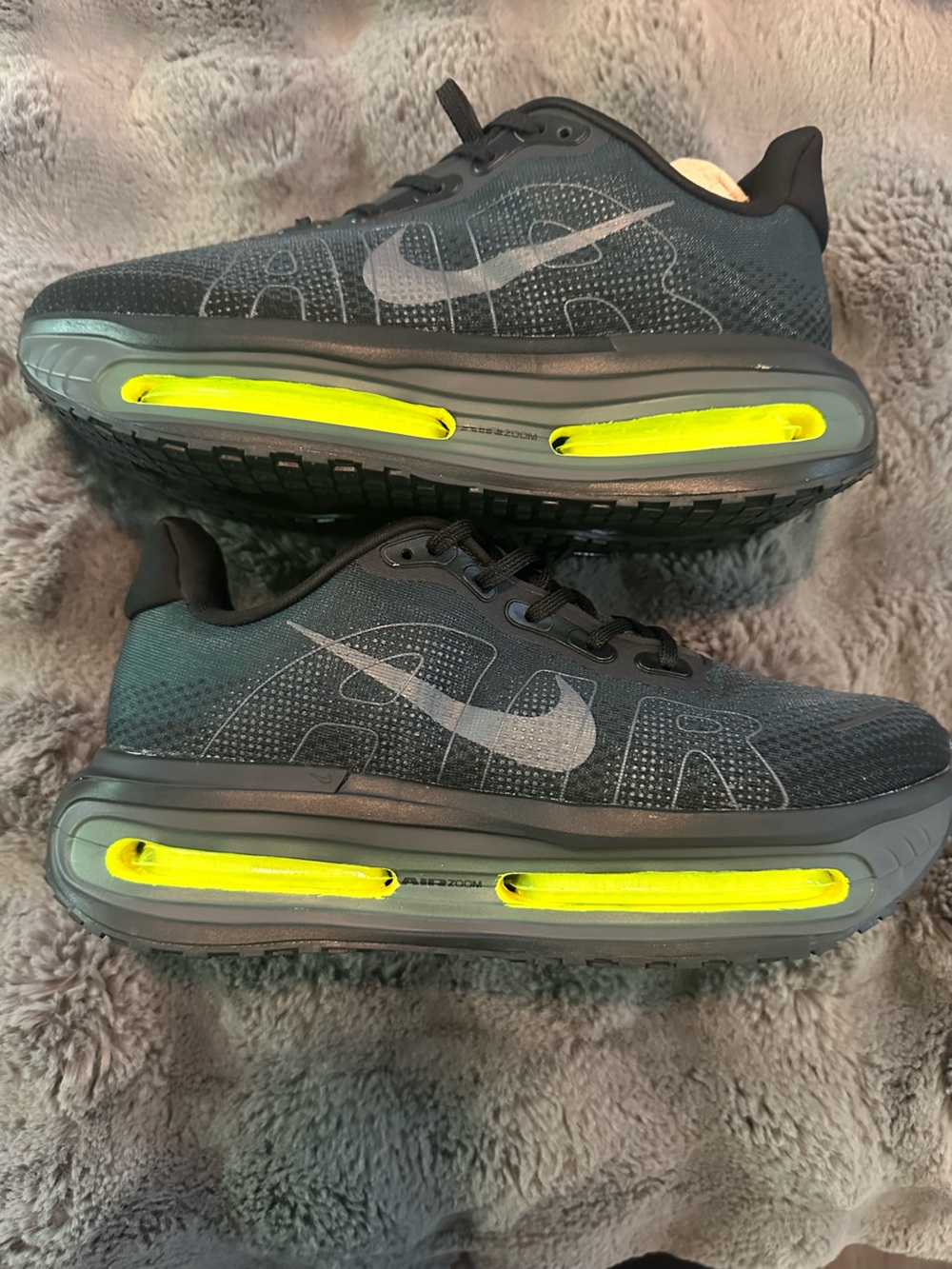Women’s Nike Vomero Premium
Black Volt - Picture 2 of 6